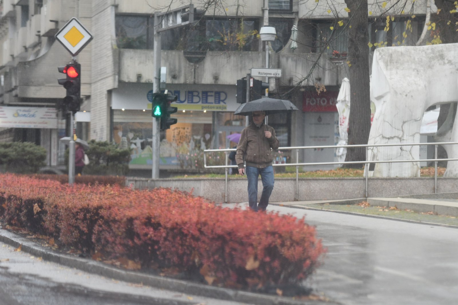 Meteorologi: Prihaja občutna ohladitev, snežinke bi lahko poneslo v nižine, najhuje pa bo zaradi ...