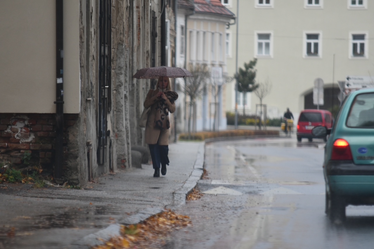 Oranžno opozorilo: Nalivi se bodo obnavljali ves dan, ponoči nova fronta