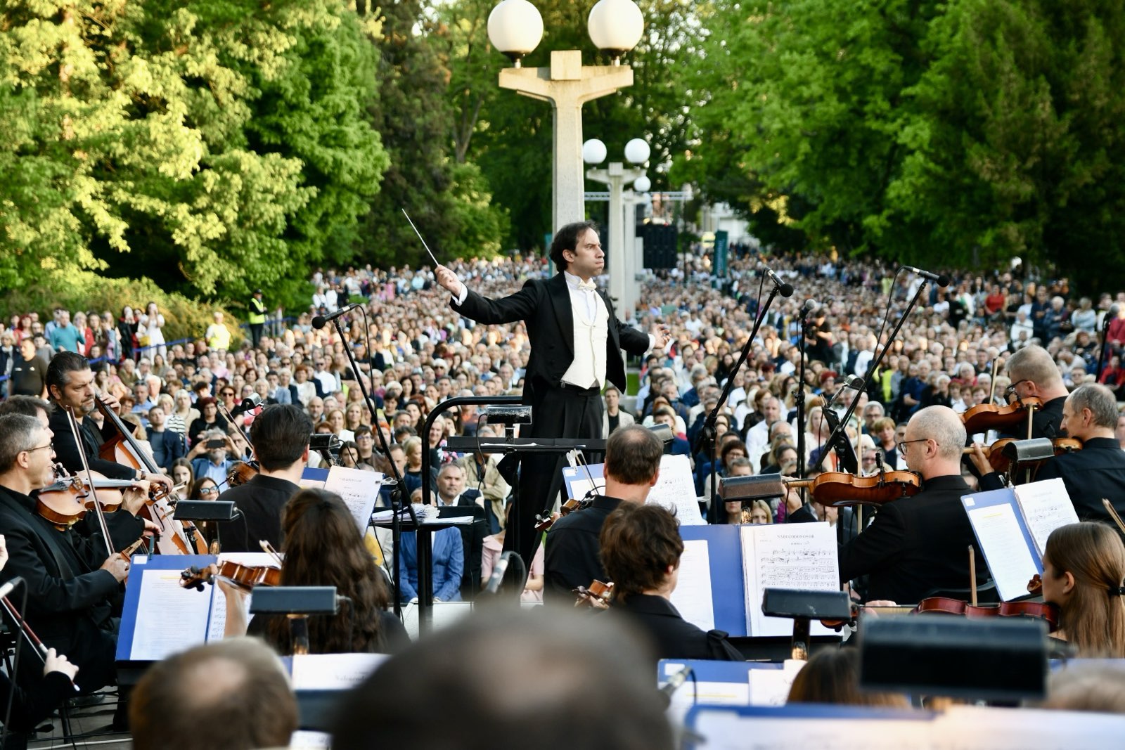 FOTO in VIDEO: Jubilejna 10. Operna noč v Mestni park privabila množico poslušalcev
