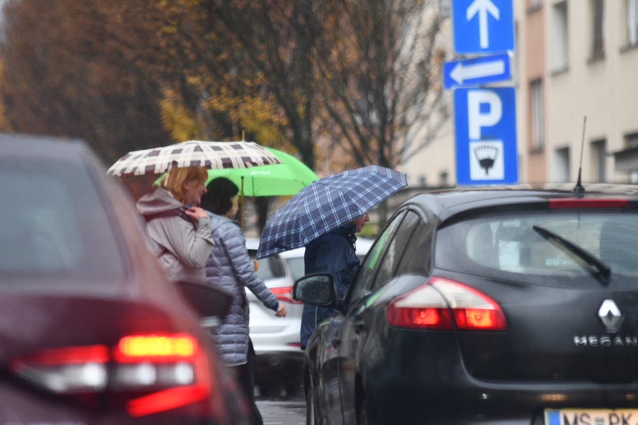 Prehod hladne fronte: Po padavinah se meja sneženja znova občutno znižuje