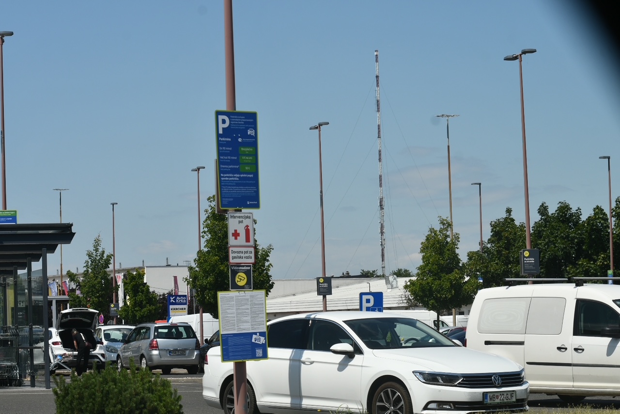 Mnogi vozniki tega ne vedo: Tudi kratek postanek vas lahko drago stane