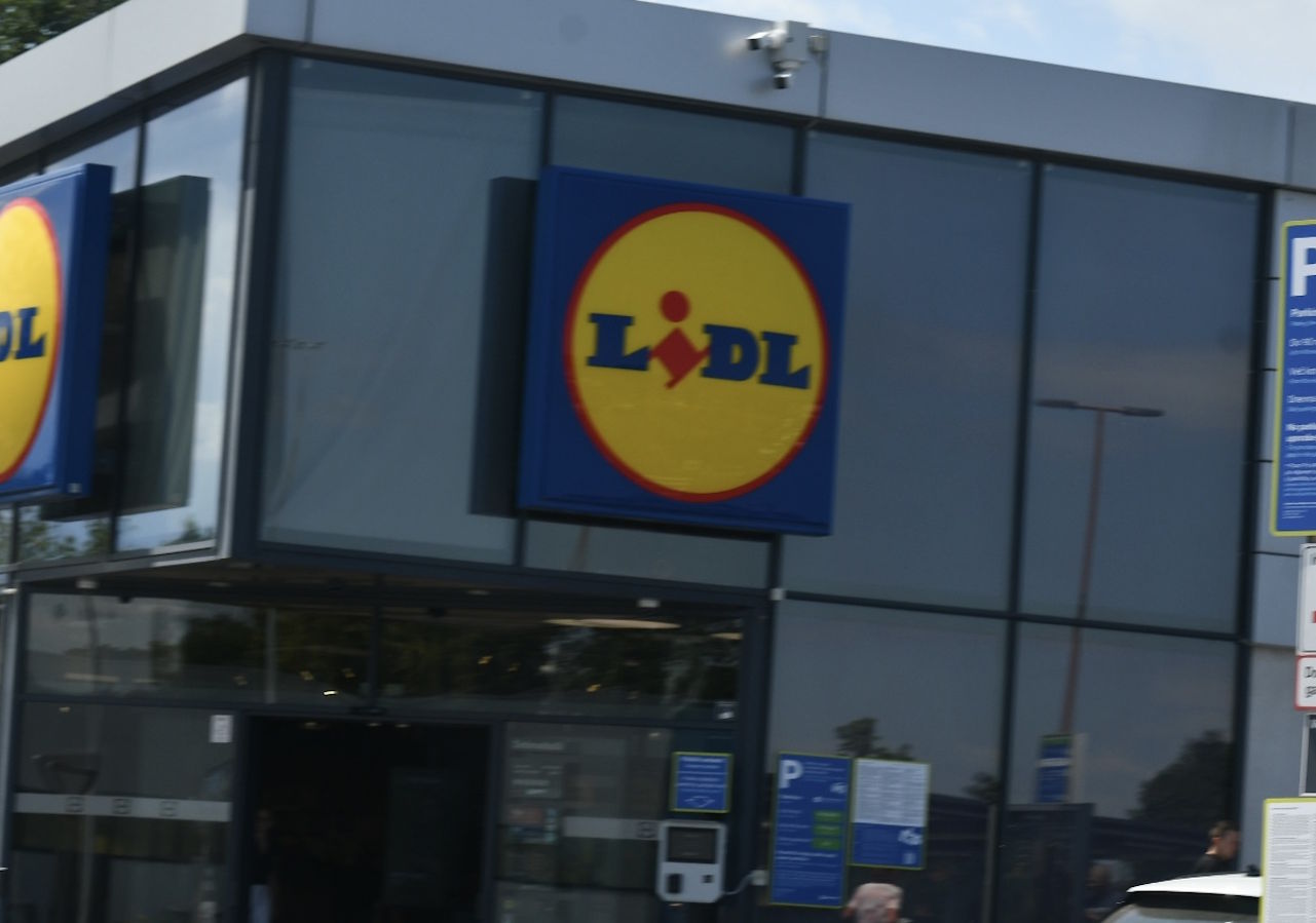 Evakuacija Lidla v Lenartu: sprožil se je alarm za nevarne pline