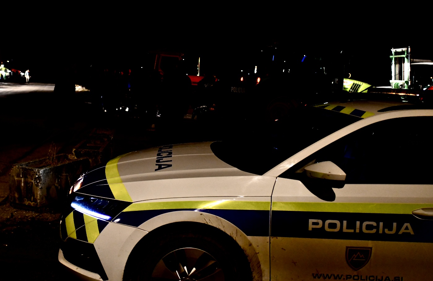 PU Maribor: Neznanci vlomili v stanovanjsko hišo, en voznik ostal brez vozila