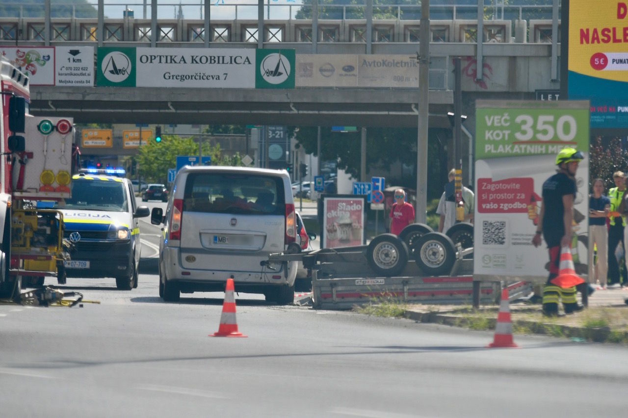 FOTO: Hujša prometna nesreča pri glavni avtobusni postaji, prikolica zletala po pločniku