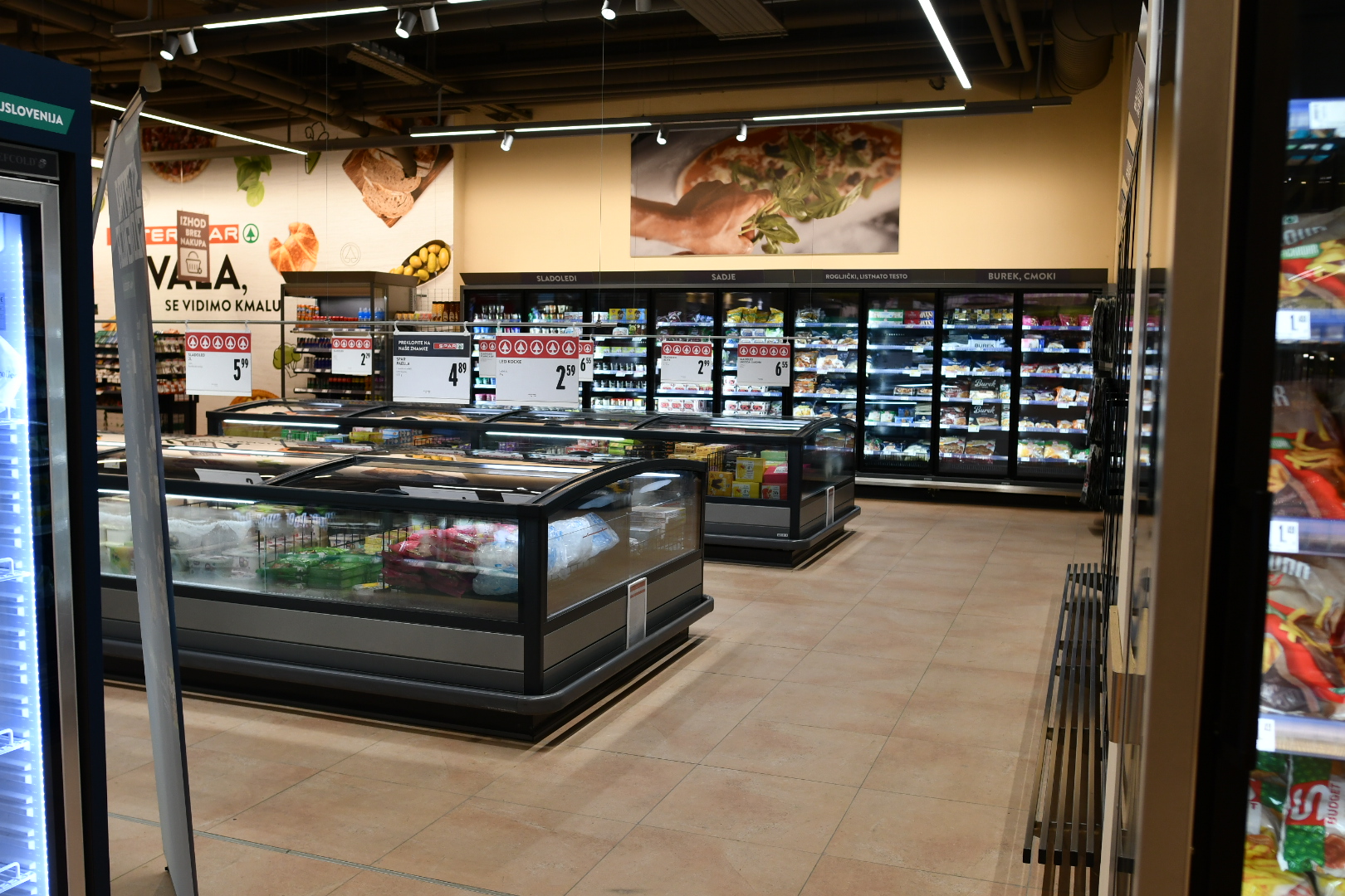 Se bodo cene v trgovinah znižale? Vlada napoveduje znižanje davka na osnovna živila