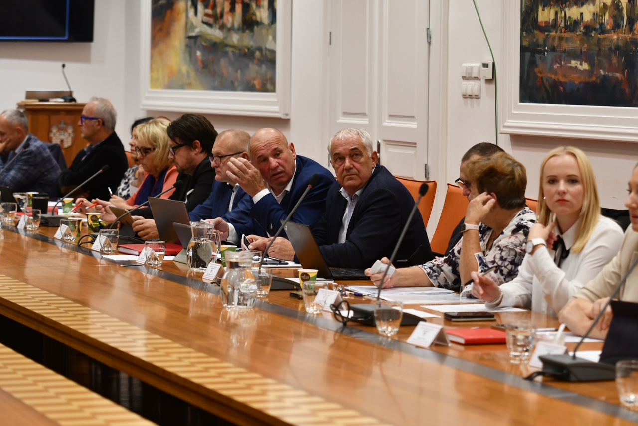 Opozicija v Mariboru želi pojasnila glede podražitev in razpravo lokacijah radarjev