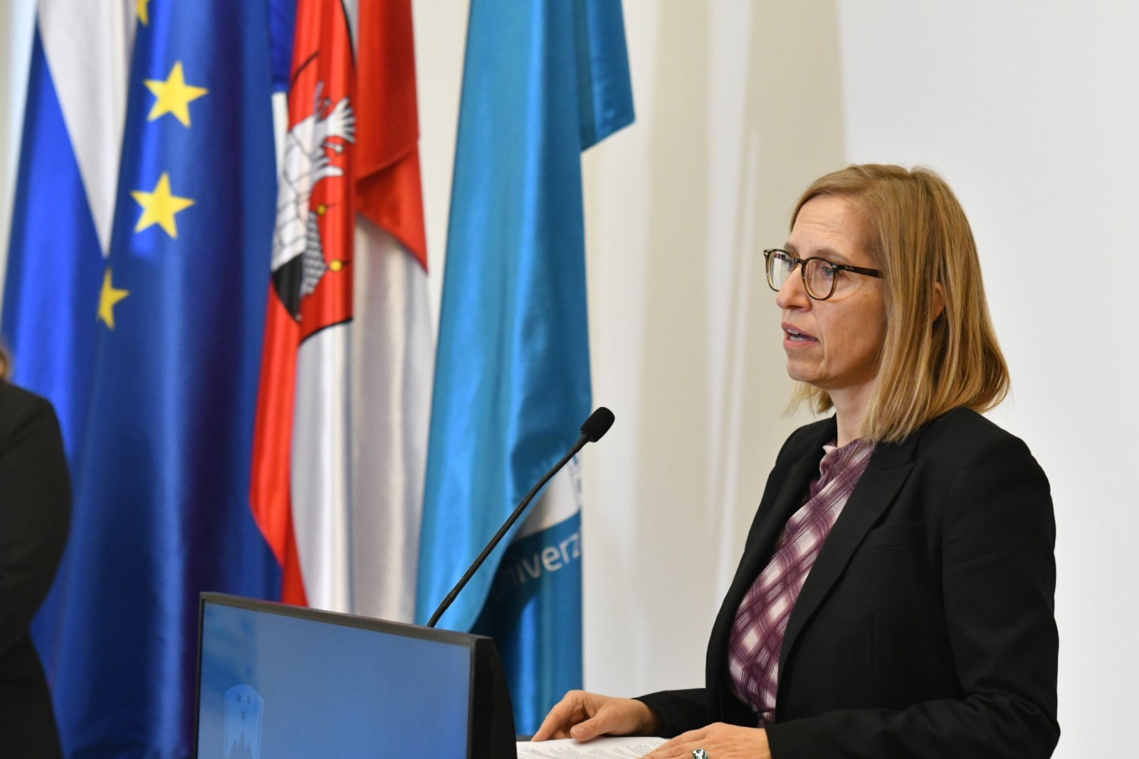 Ministrica o reformi bolniških staležev: Zdravnik vam bo povedal, kaj lahko počnete, grozijo kazni