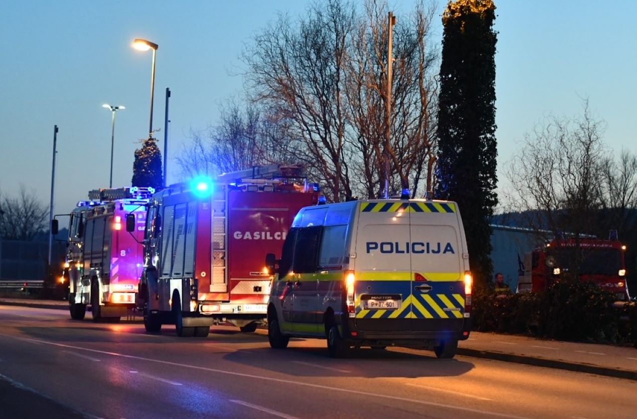 V Rušah trčili vozili: Hudo poškodovano 63-letnico prepeljali v UKC