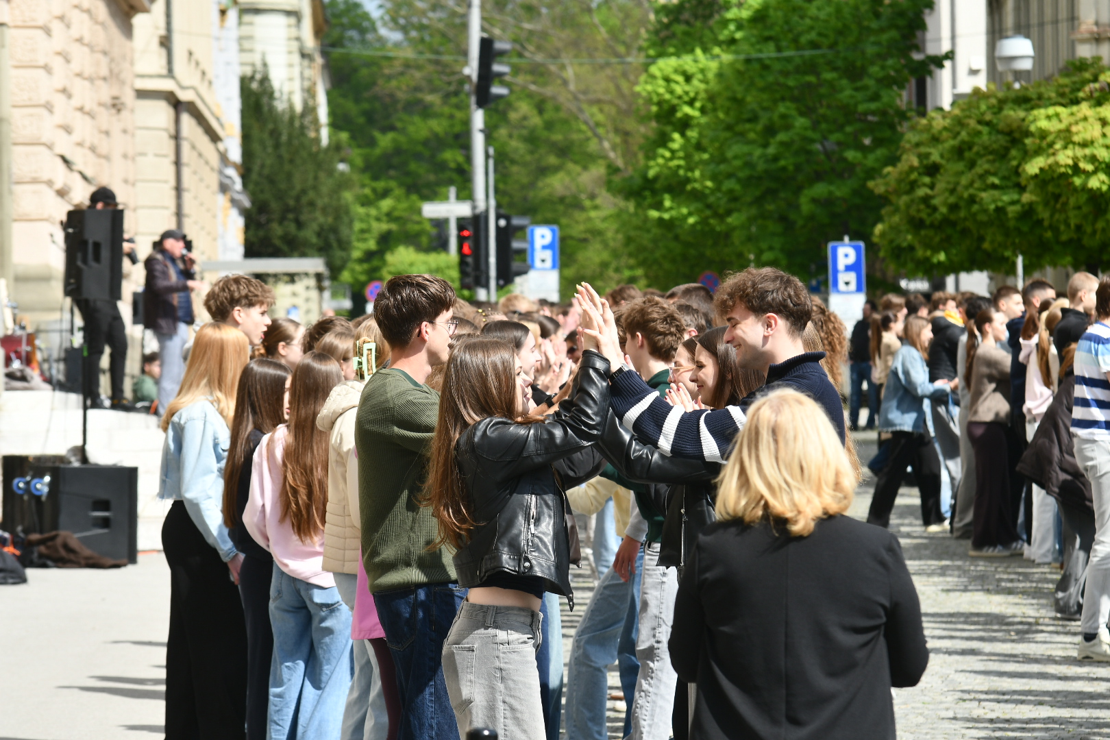 FOTO: Dijaki in dijakinje Prve gimnazije Maribor v središču mesta zaplesali četvorko