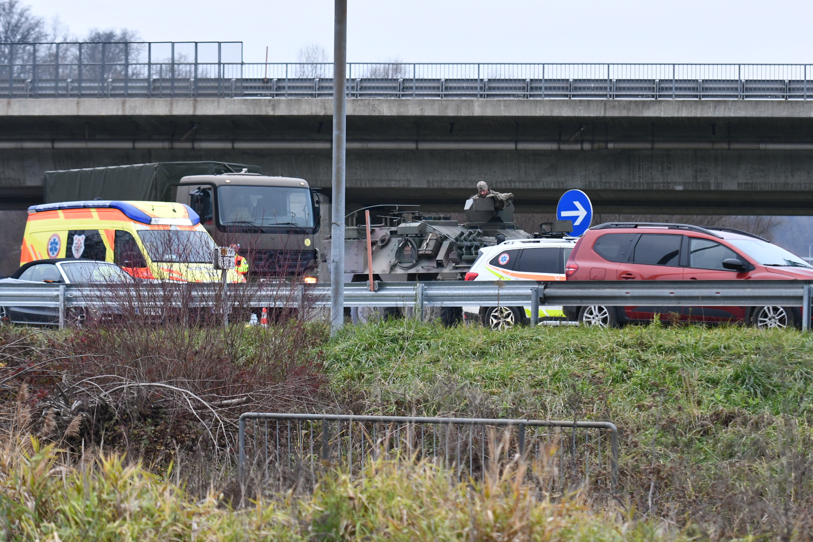 Vojaško vozilo po nesreči v pesniškem rondoju zapečateno do konca preiskave