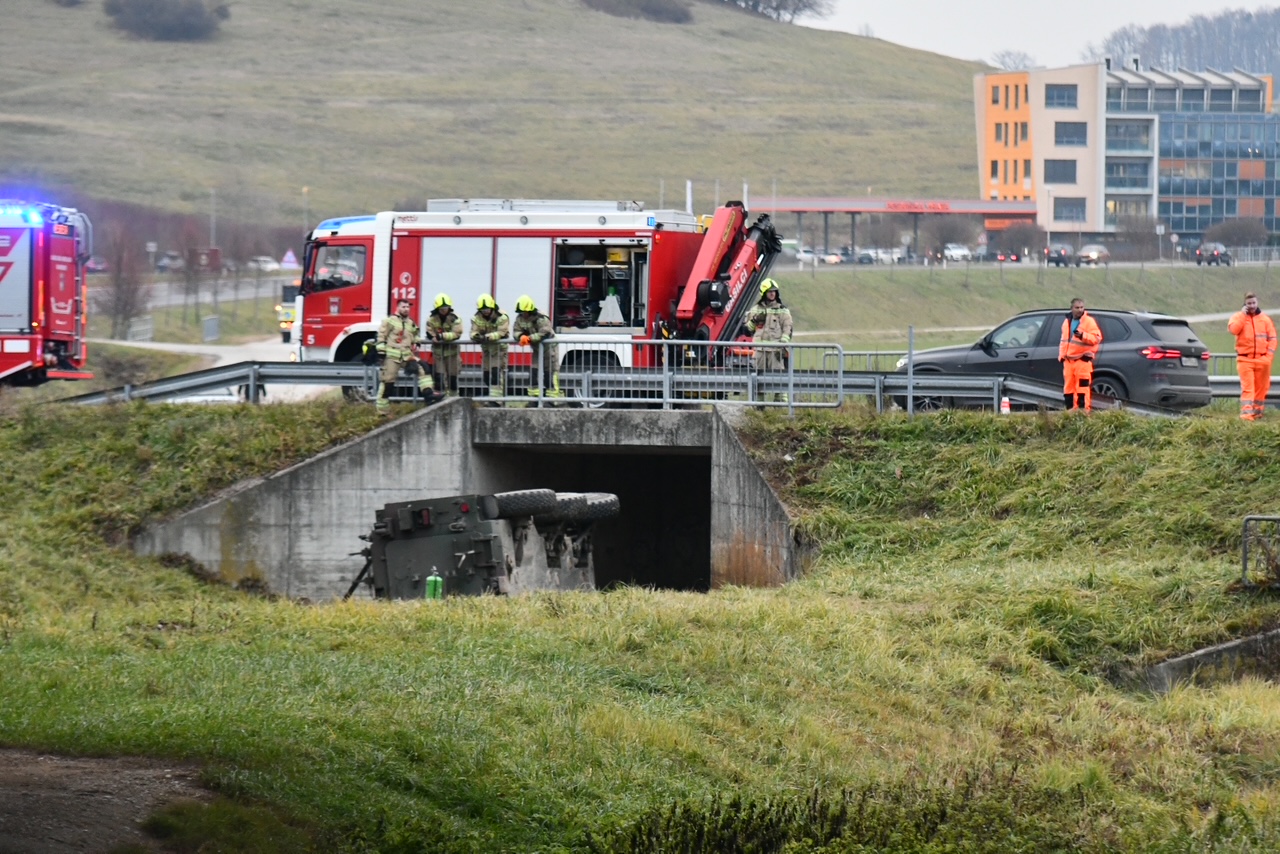 FOTO in VIDEO: V pesniškem rondoju huda nesreča vojaškega vozila, 5 vojakov poškodovanih