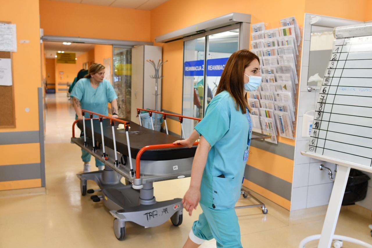 Zaradi hitrega porasta gripe postelje v UKC Maribor polno zasedene