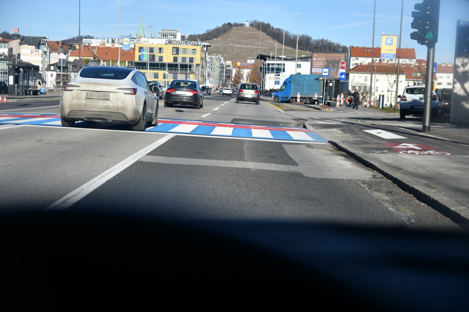 Novost na Titovi cesti, ki naj bi prispevala k umirjanju prometa