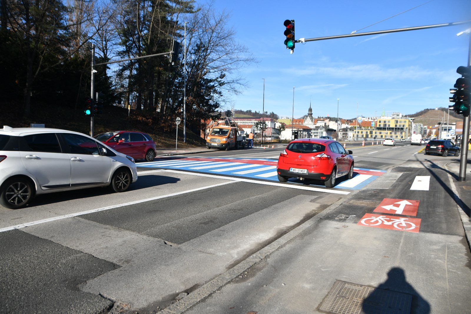 FOTO: Pešci že uporabljajo novi semaforizirani prehod na Titovi cesti