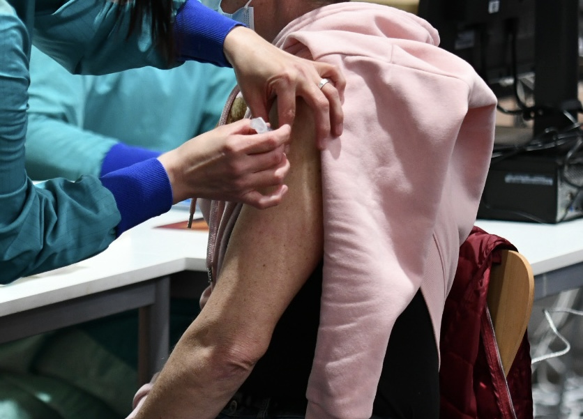 Zamuda pri dobavi cepiv: Cepljenje proti gripi bo možno še novembra