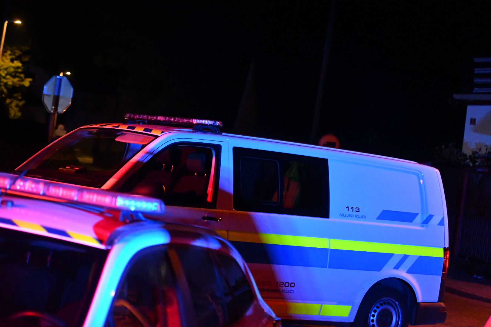 75-letni voznik zapeljal na nasprotno smerno vozišče, trčenje se je končalo tragično
