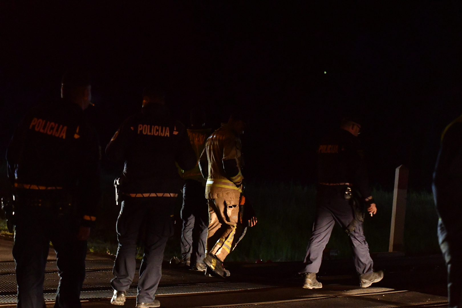 19-letnik z gorivom zažgal ukradeni avtomobil in pobegnil, hitro so ga ujeli
