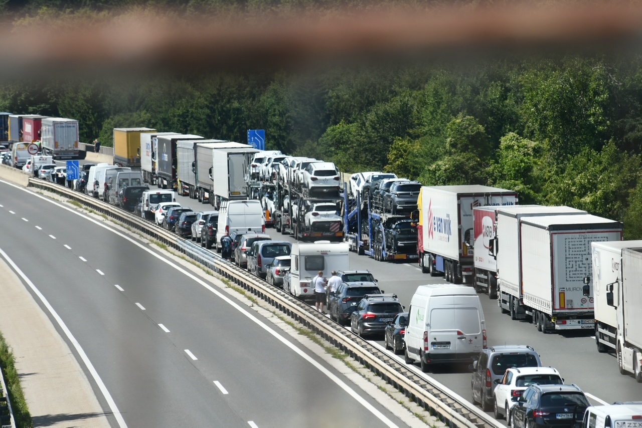 Kolone in gospodarska škoda: Avtoprevozniki razmišljajo o zapori avtoceste