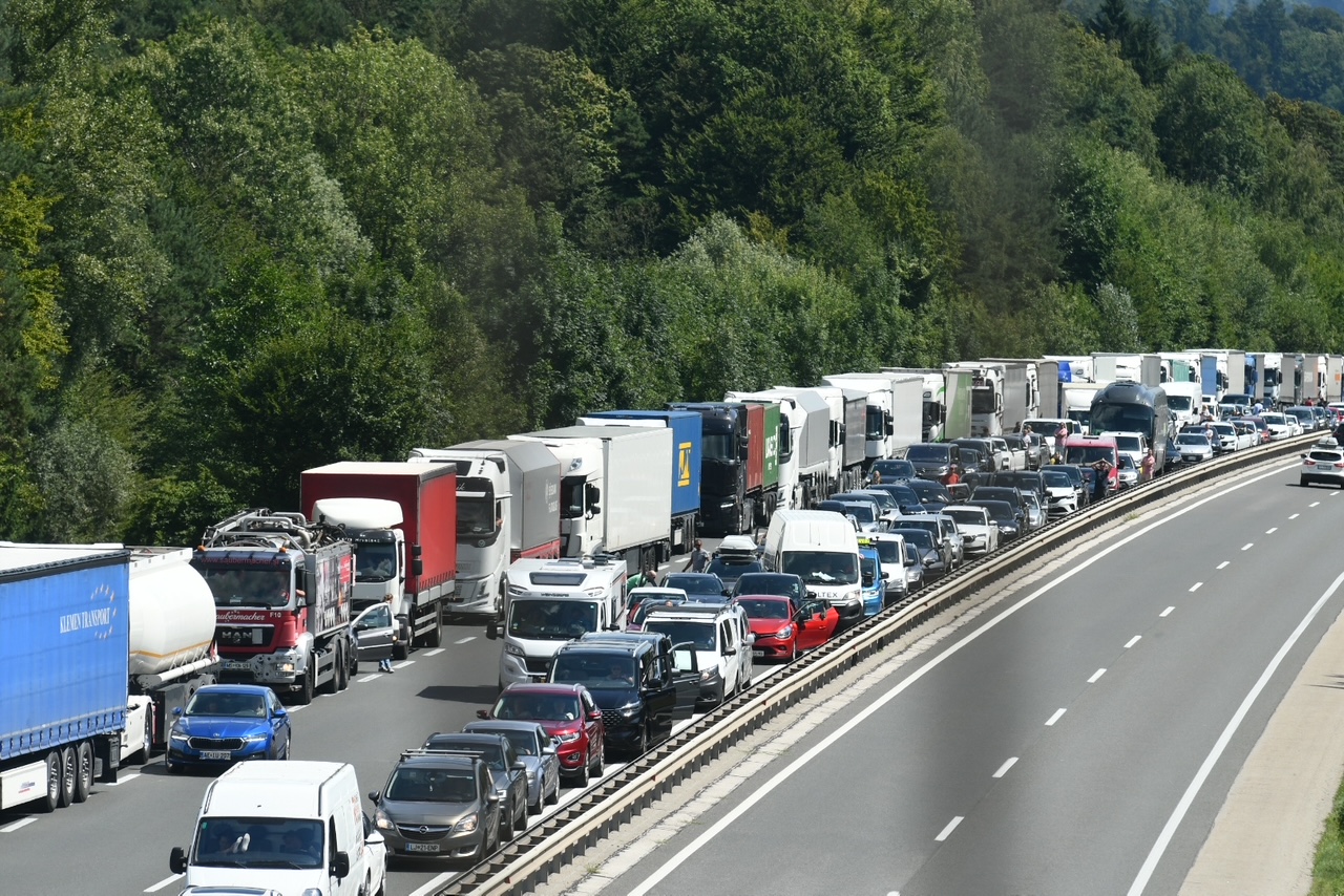 Zastoji se daljšajo: Večkilometrske kolone na več koncih slovenskih cest