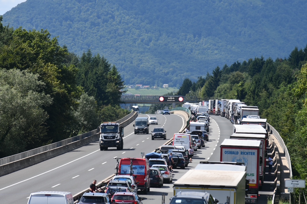 Na štajerski avtocesti spet kaos: Zaradi nesreče popolna zapora proti Mariboru