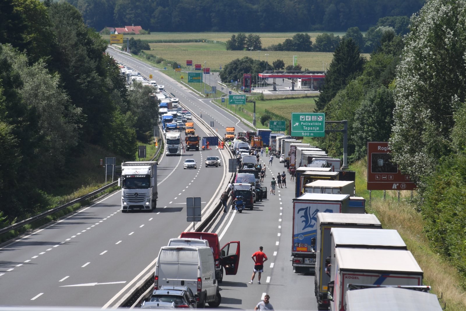 Pomembno obvestilo za voznike: Popravilo ograje povzroča prometni kaos na avtocesti proti Mariboru
