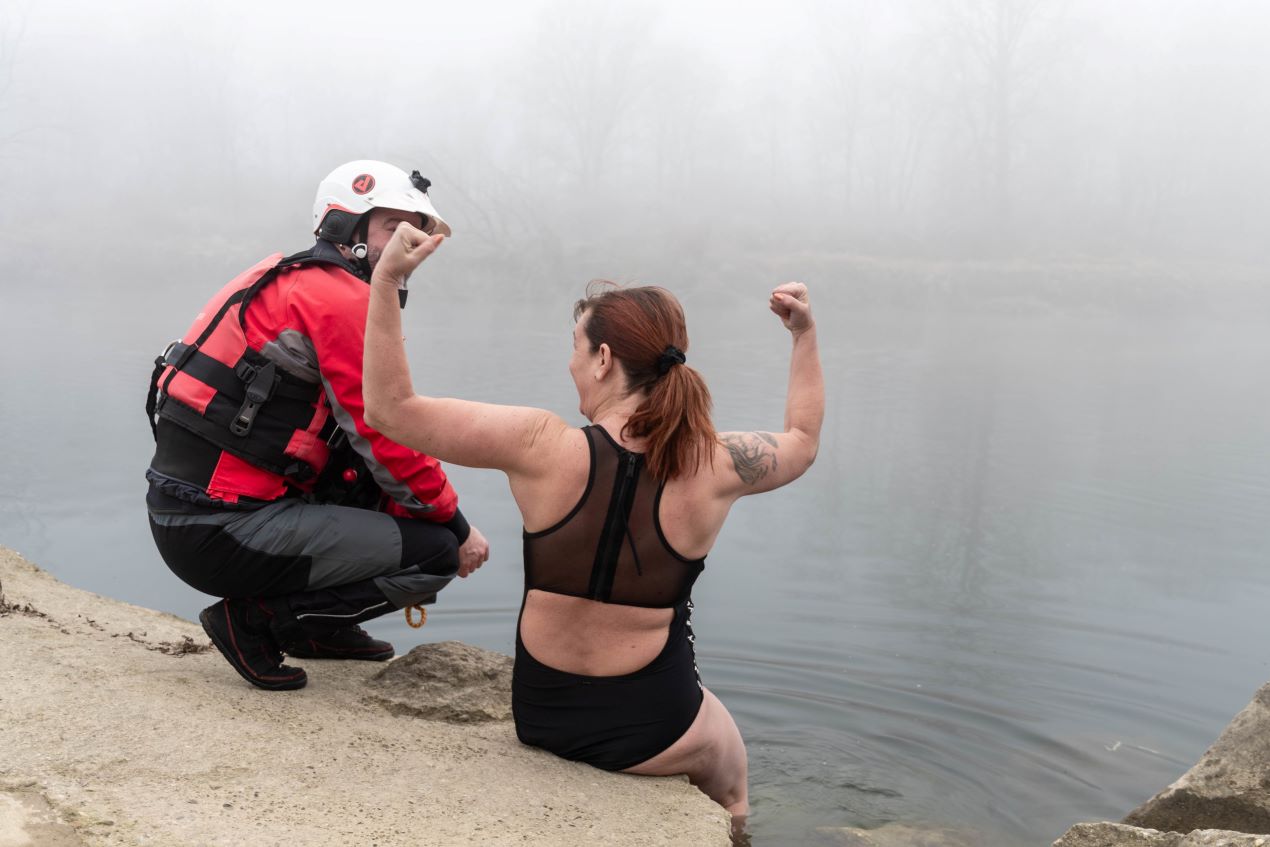 FOTO in VIDEO: Najbolj pogumni so tudi letos skočili v ledeno mrzlo Dravo