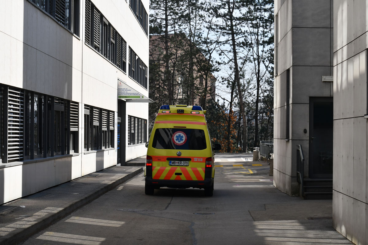 Prehitra vožnja: Kolesarka v okolici Maribora po padcu obležala v jarku