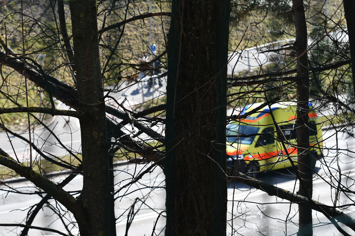 PU Maribor: Po trčenju na parkirišču hudo poškodovan voznik e-skiroja