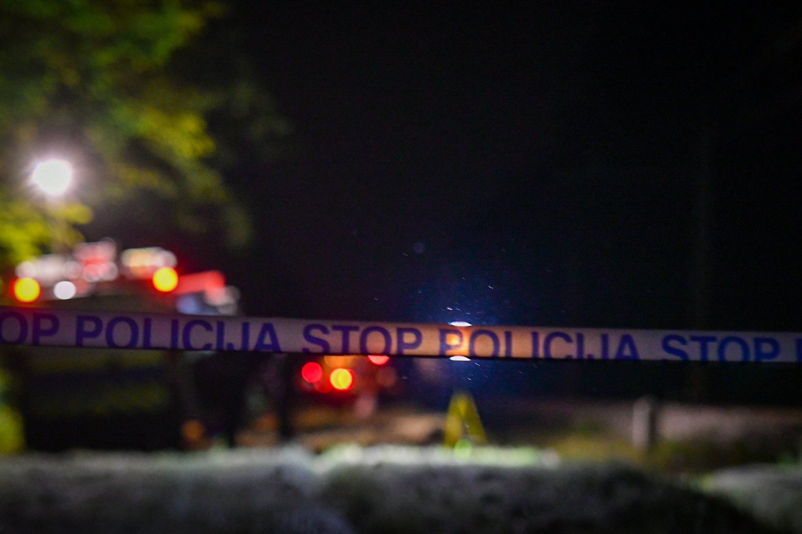 Krvav obračun med partnerjema sredi noči: 50-letnica med sporom zabodla 61-letnika