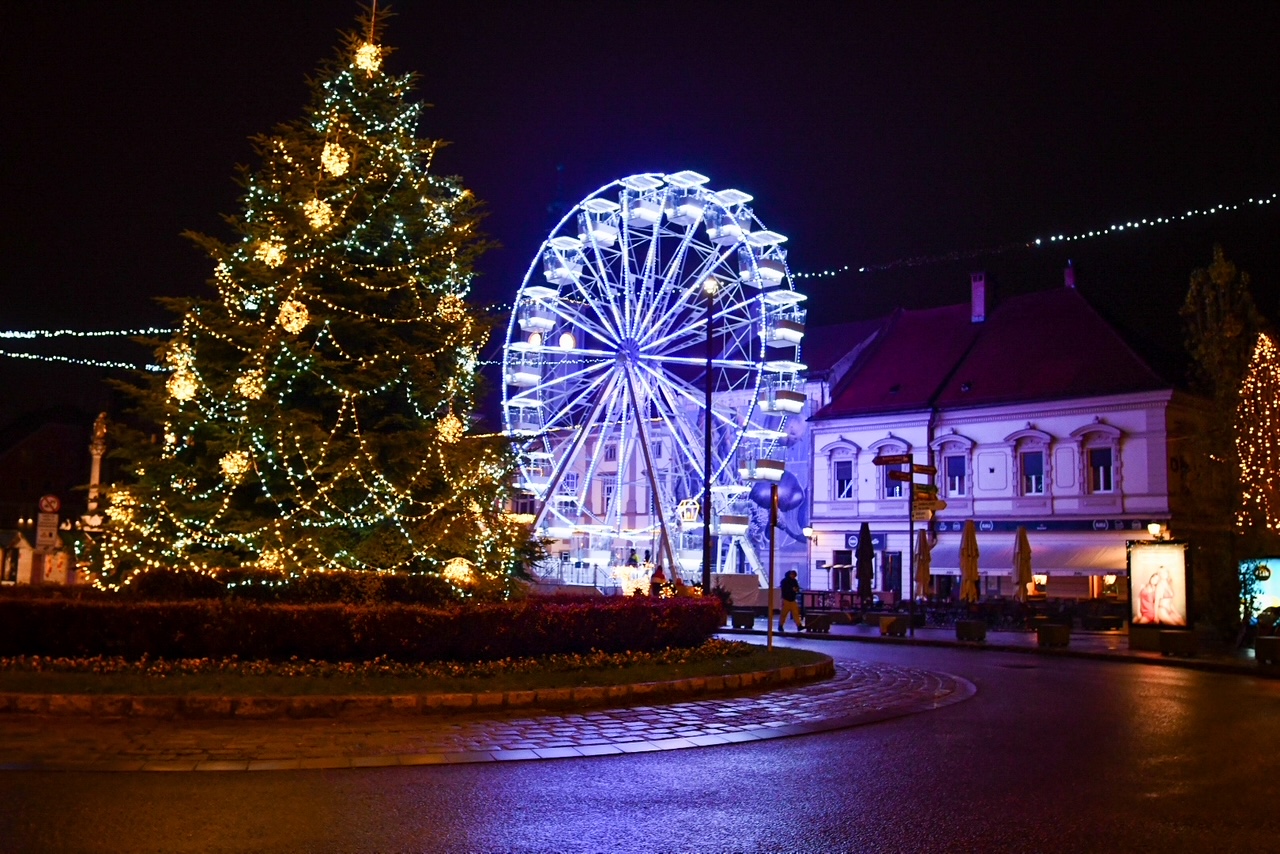Skupaj v prazničnem sijaju: Maribor24.si vam vošči srečen božič!