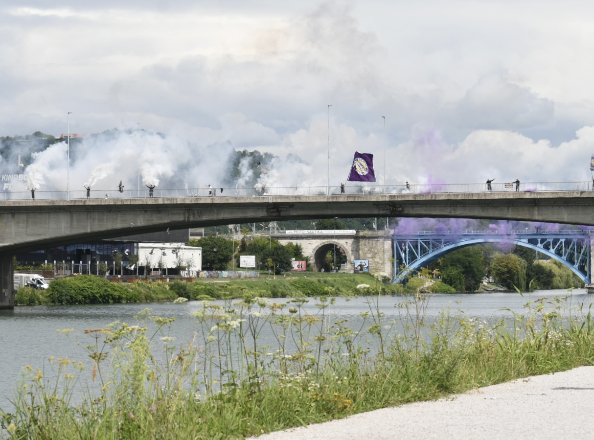 FOTO in VIDEO: V Mariboru gorele bakle na mostovih, Viole praznujejo 36 let