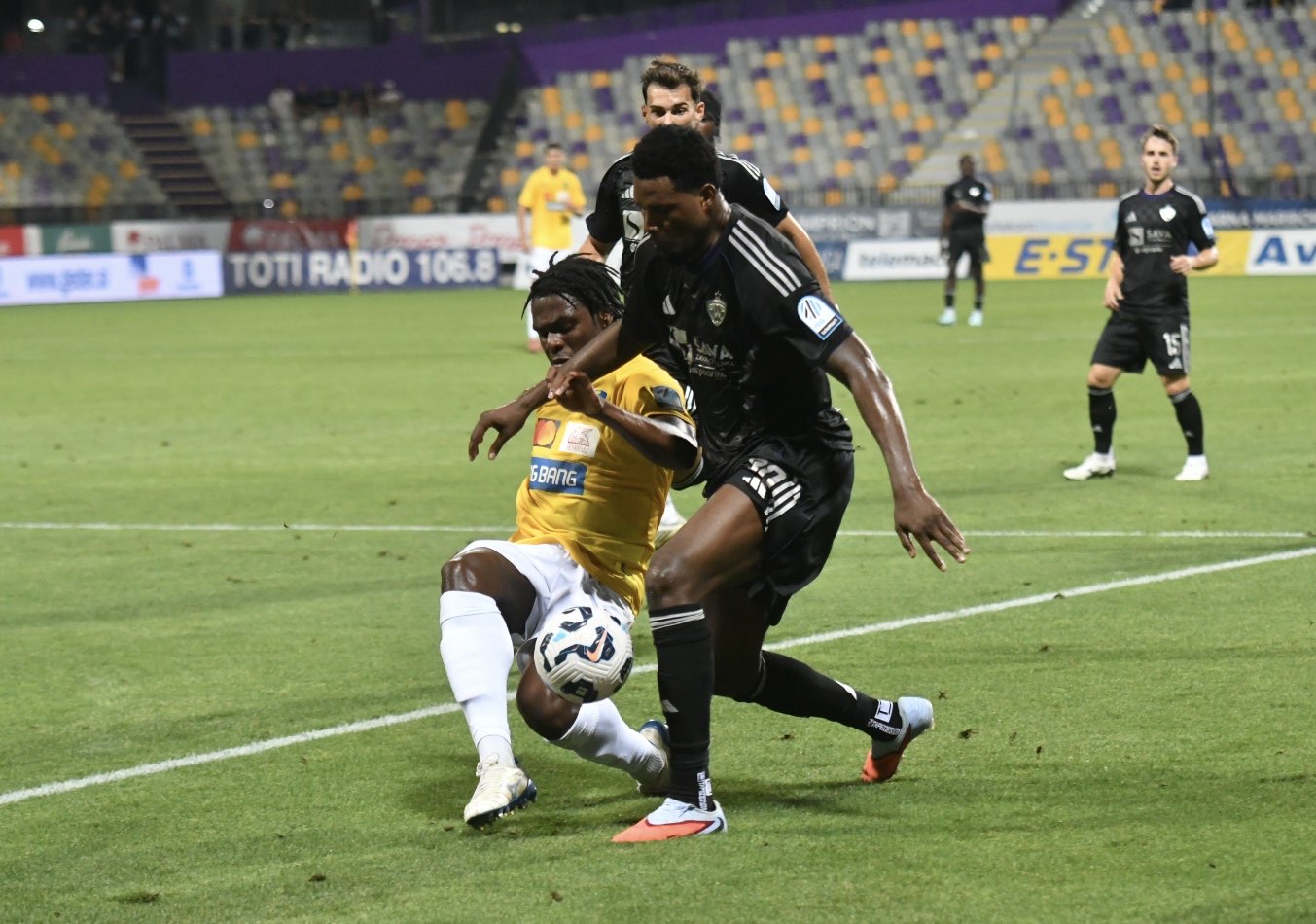 Glasni žvižgi v Ljudskem vrtu: Maribor v črnih dresih po preobratu le do točke (FOTO)