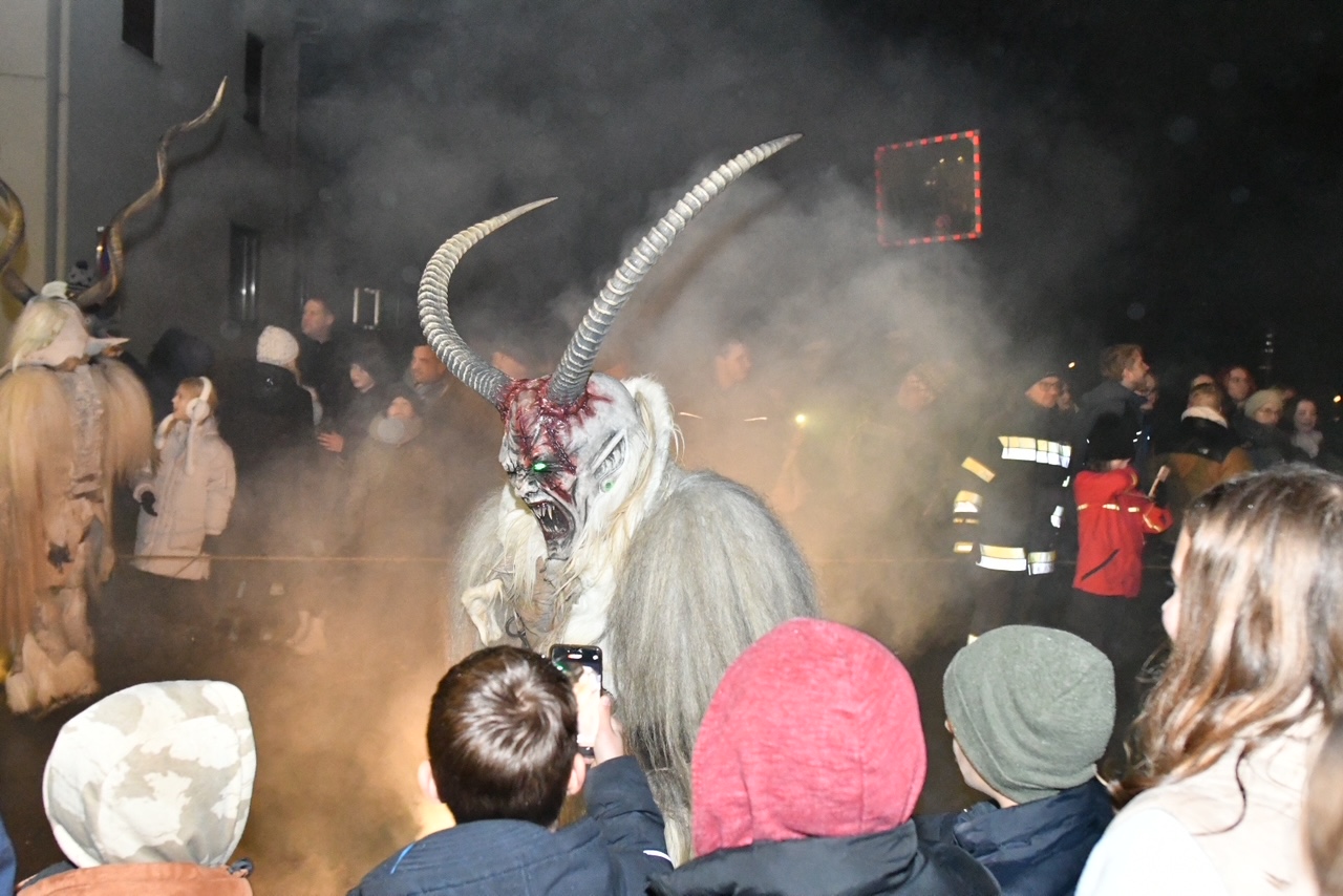 Krampus z baklo poškodoval 13-letnico