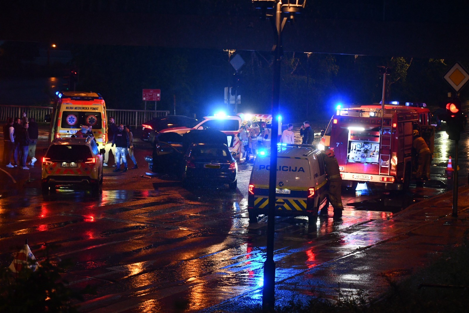 Huda prometna nesreča v Mariboru: V čelnem trčenju pod dvoetažnim mostom več poškodovanih (FOTO)