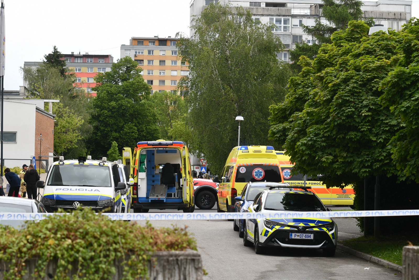 FOTO: Na mariborski srednji šoli velika taktična vaja gasilcev, reševalcev in policije