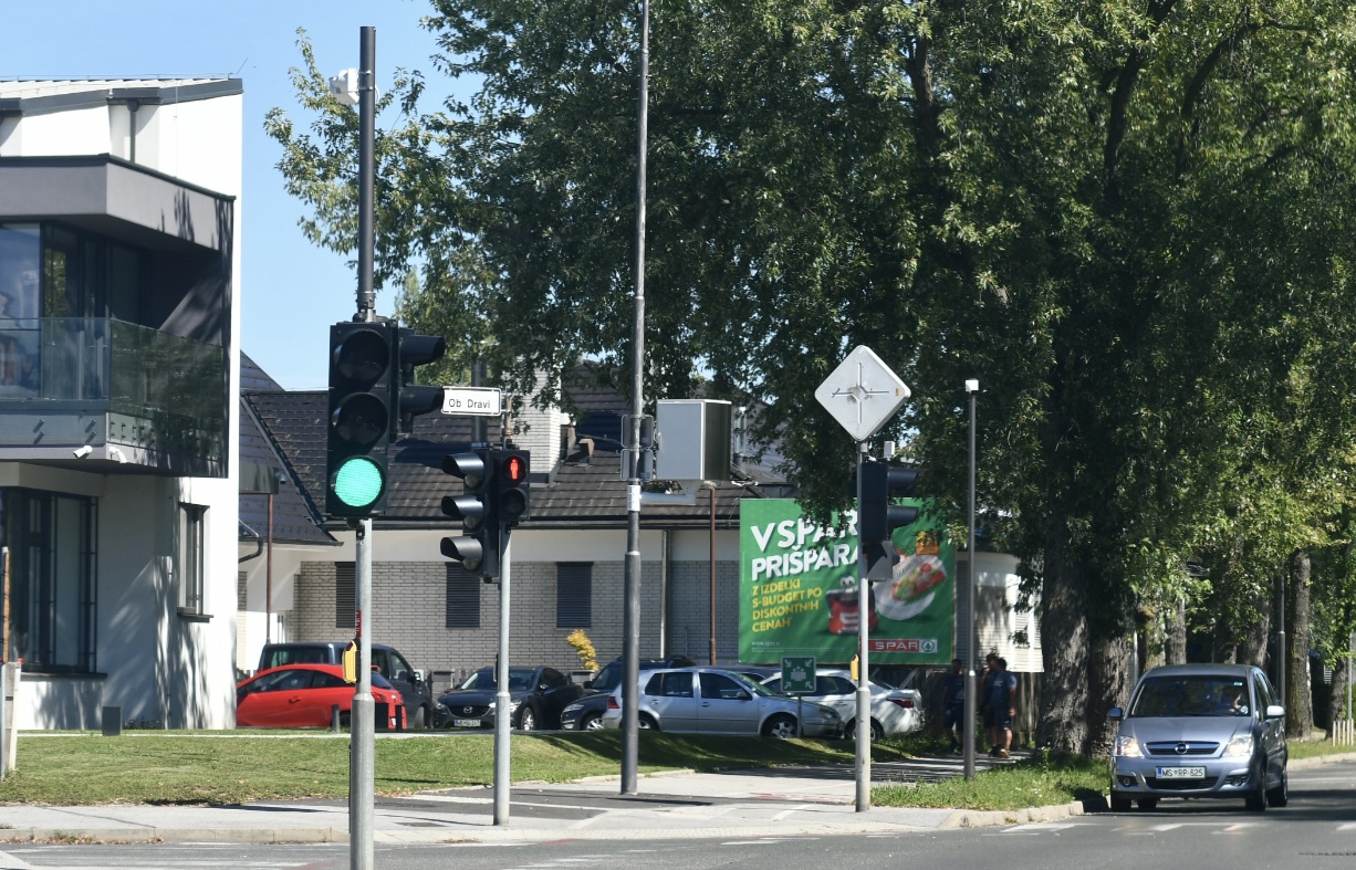 Bo zelena luč na semaforjih spet utripala? Več varnosti ali več zmede?