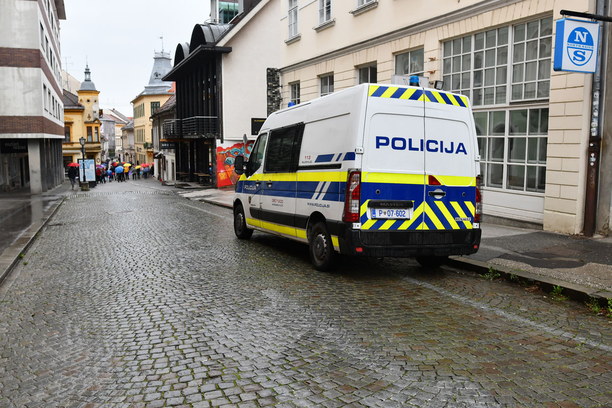 42-letnik v Mariboru najprej iz cerkve ukradel kelih, nato osebo spravil v bolnišnico