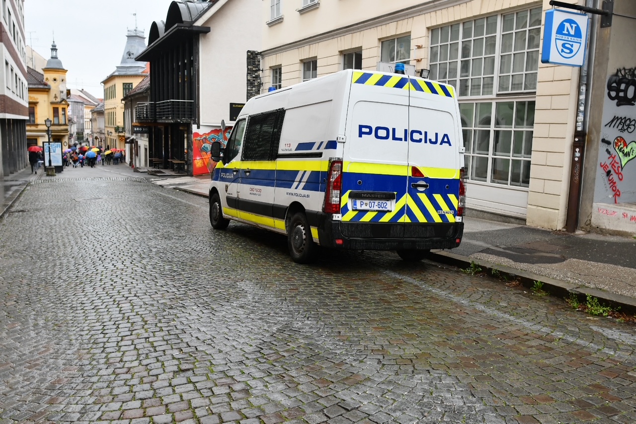 V Mariboru rop z ostrim predmetom, moški ostal brez 11.000 evrov po klicu neznanca