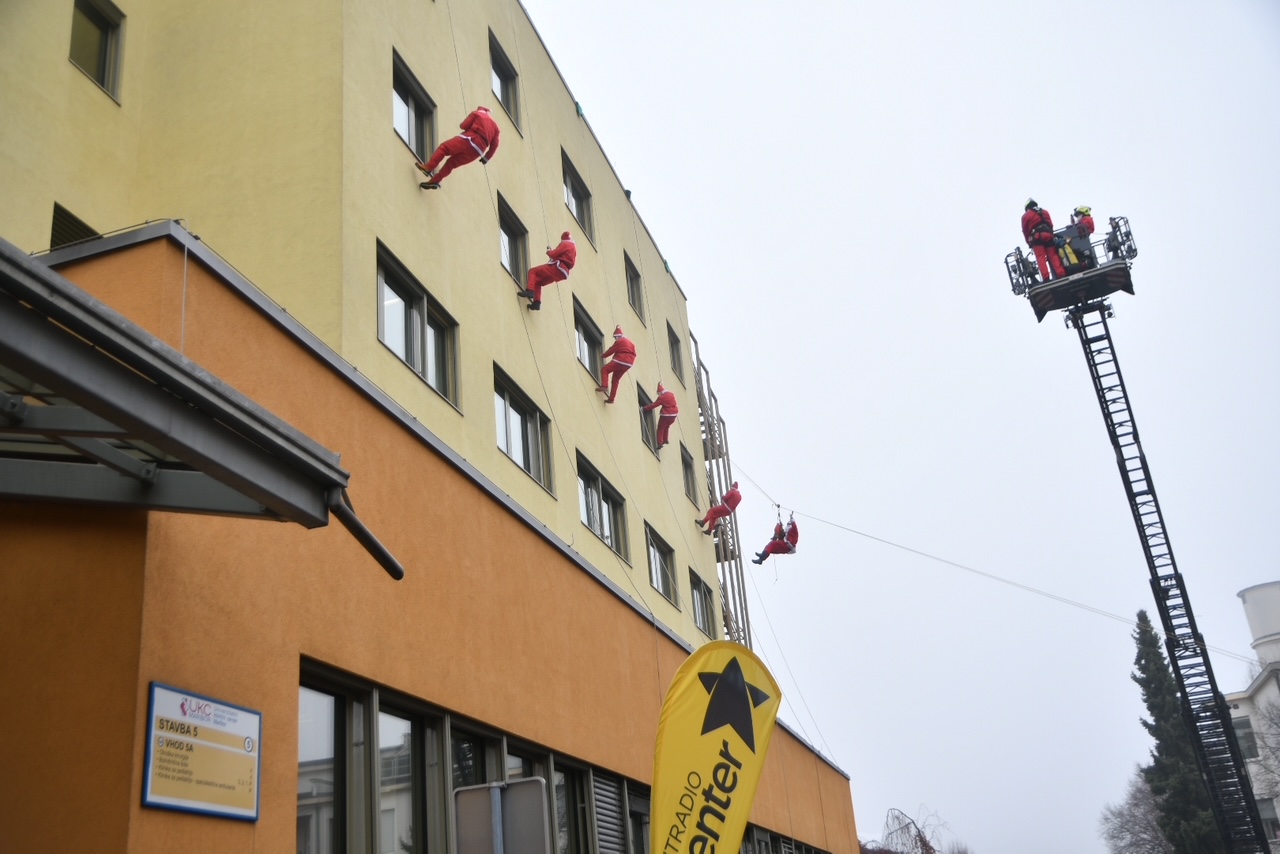 FOTO in VIDEO: Iskrica veselja v UKC Maribor: Božički znova razveselili hospitalizirane otroke