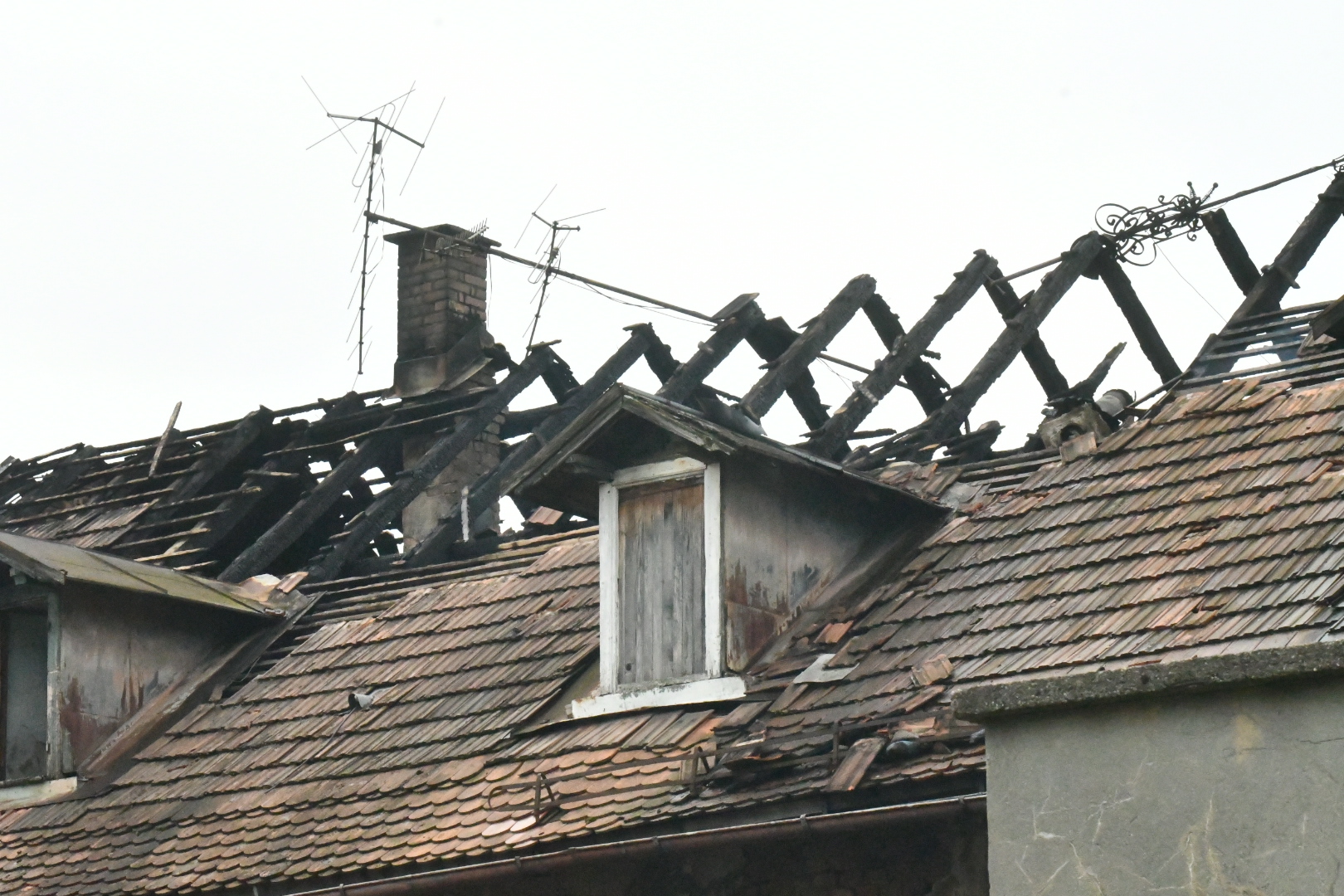 Požar v Melju: Stanovalci zbežali, škoda pa ogromna (FOTO)