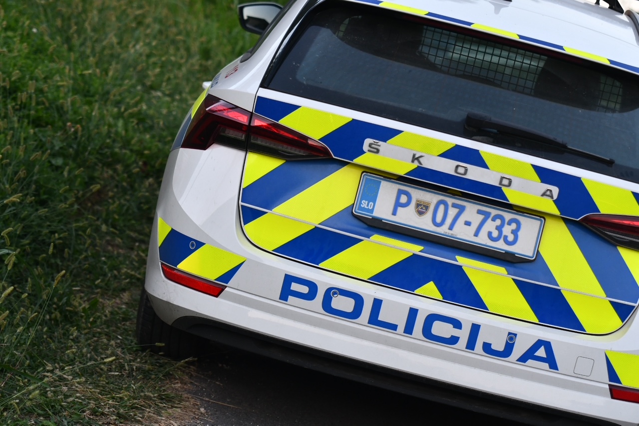 Policisti so ujeli vlomilca, ki je iz trgovine ukradel denar in mobilne telefone