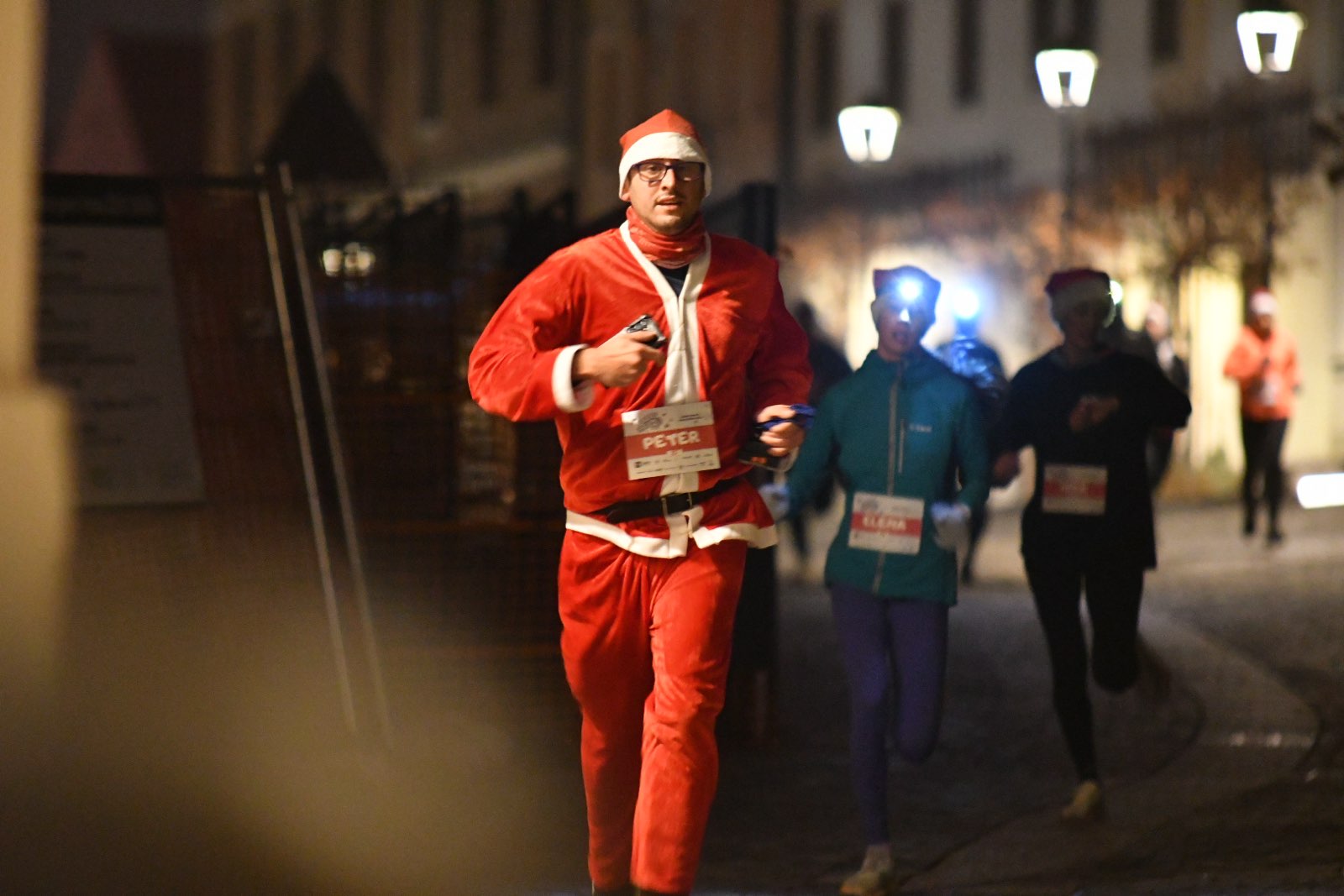 FOTO in VIDEO: Božičkov tek napolnil mariborske ulice z energijo in dobro voljo