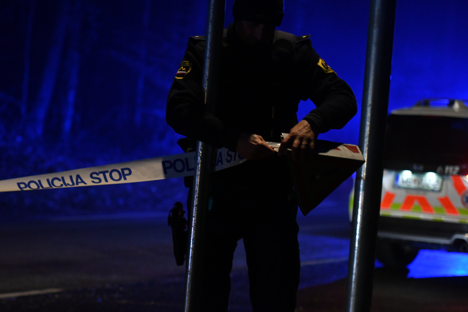 Ušel policistom, v paniki z avtomobilom prebil varnostno ograjo in padel iz nadvoza