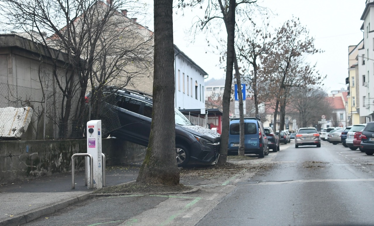 FOTO: V središču Maribora avto zletel s parkirišča in končal v drevesu