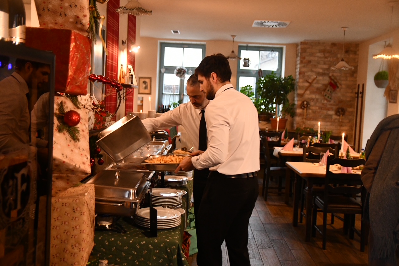 Veliko srce mariborskega kuharja: Za božič nahranil 600 ljudi in poravnal za 10.000 evrov položnic