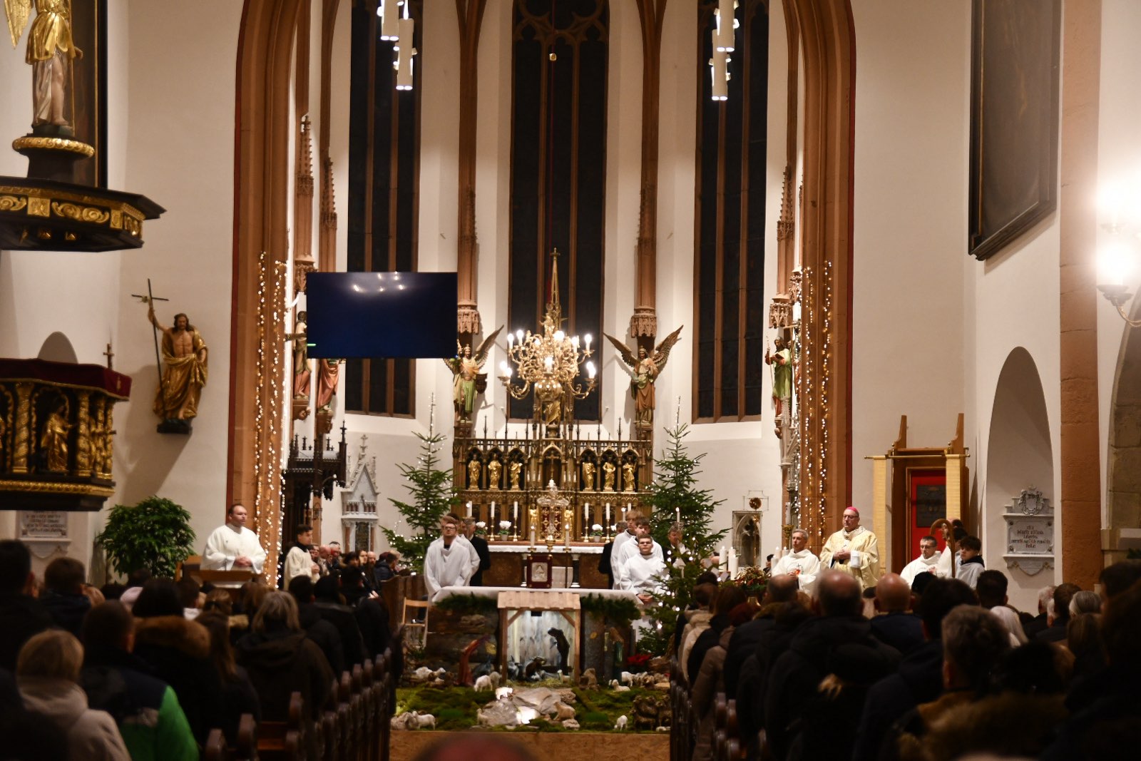 FOTO: Polnočnica v mariborski stolnici v znamenju miru in upanja