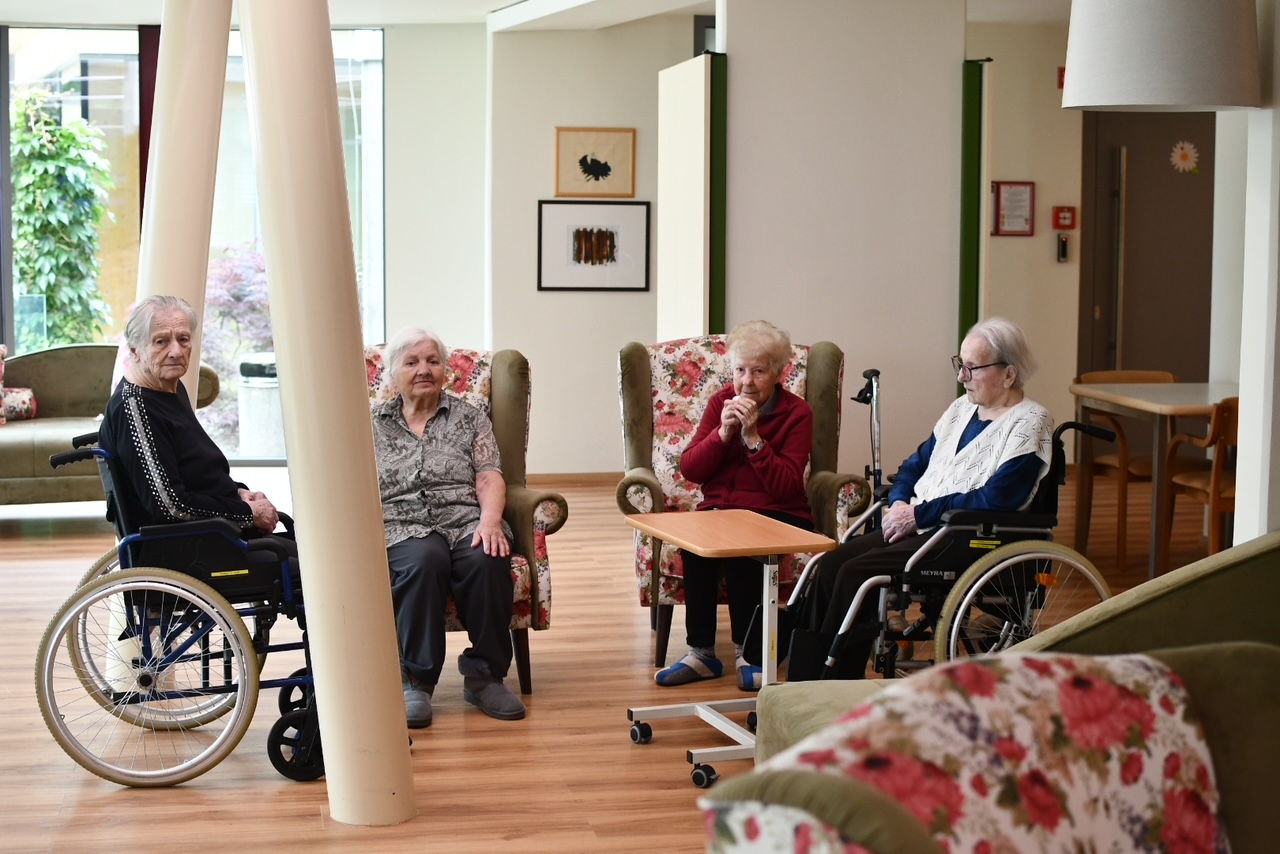 Pravica do dolgotrajne oskrbe v domovih za starejše: Kakšne so informativne cene Mariboru?