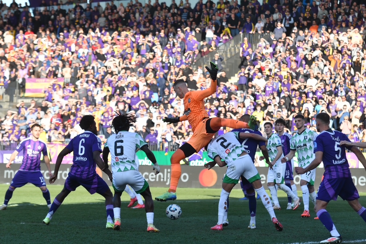 Današnji derbi v Ljudskem vrtu s posebno novo kuliso