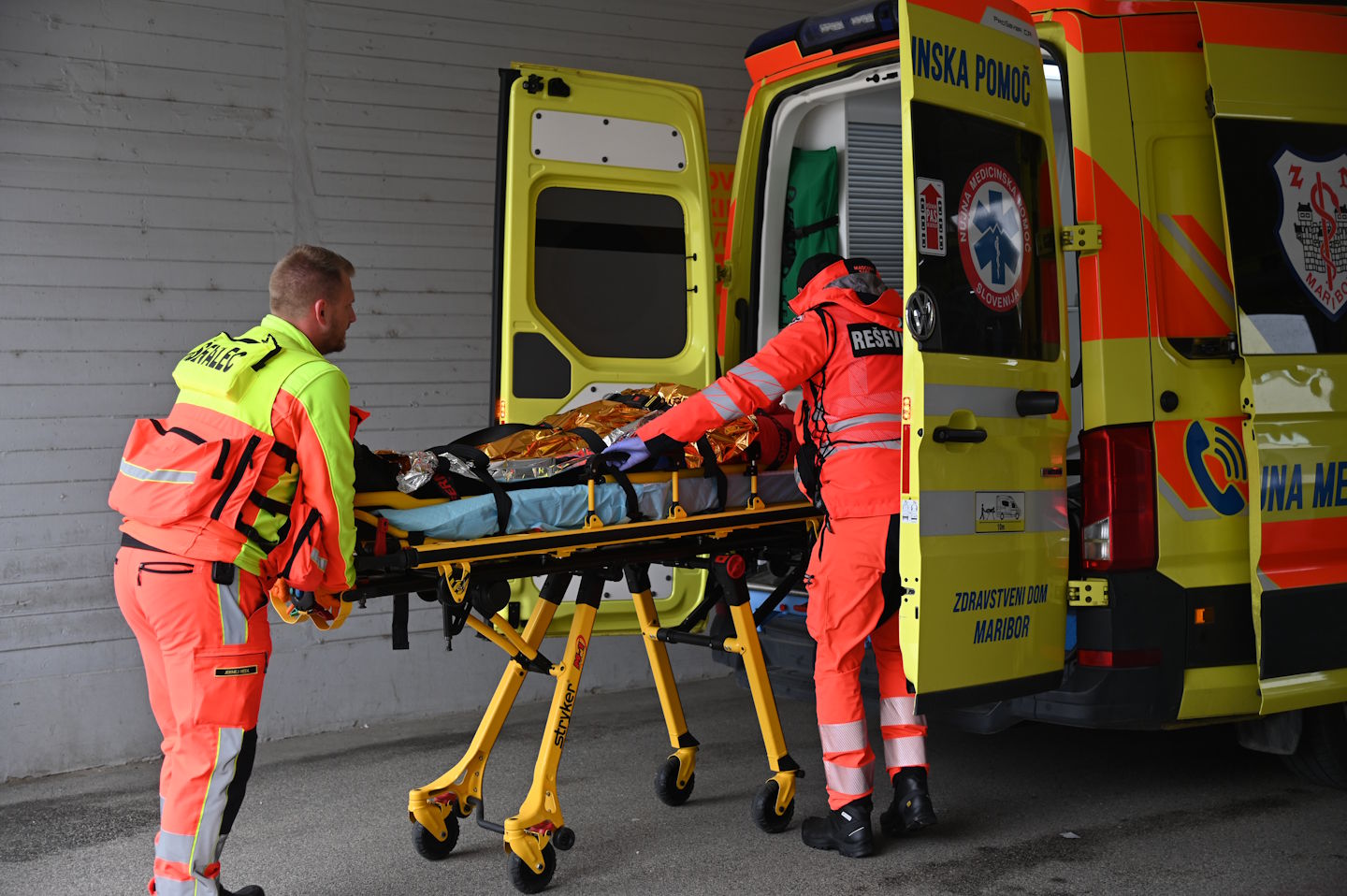 Huda nesreča na območju PU Maribor: Po trčenju s srno se voznik bori za življenje