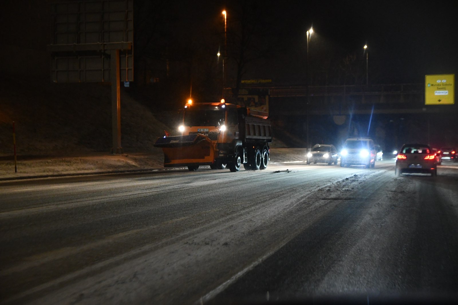 Noč brez spanja? Nigrad plužil vso noč, od torka na terenu vse enote